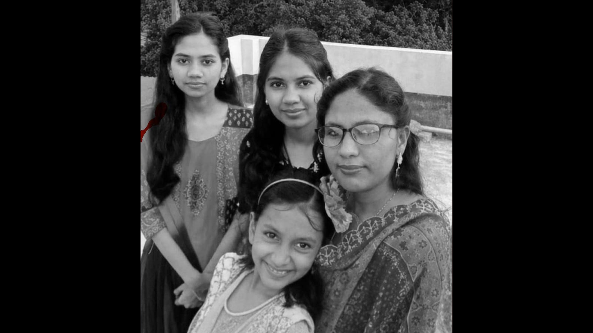 লক্ষ্মীপুরে মা ও তিন বোনকে হারিয়ে লাশ নিয়ে কুমিল্লার পথে কিশোর জুনায়েদ